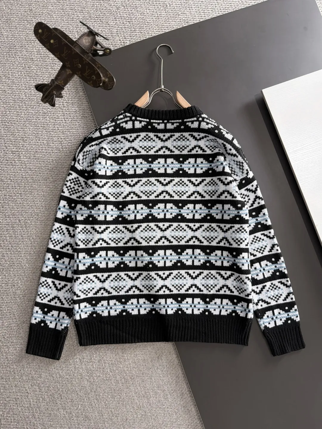 Next day shipping P195 Balenciaga high quality 2026 autumn and winter official website latest sweater, on sale at the same time at the counter Hot Sale! Specially made of wool blended fabric. It feels comfortable and can be directly in contact with the skin. The logo badge is exquisitely embroidered, which is extremely eye-catching! The details highlight the fashionable charm of big brands. Exquisite workmanship. Three-dimensional cutting style. The wearing effect is invincible and handsome! All three standards are complete! Sizes:M-3XL